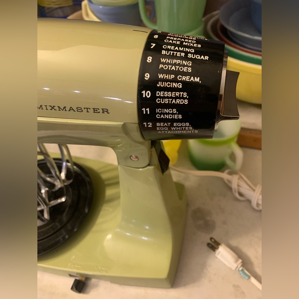 Vintage 1970โs Sunbeam MixMaster 12 Speed Stand Mixer in Avocado Green ๐ฅ ๐ - Picture 5 of 10